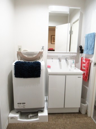 ふわっとやわらかな踏み心地の床は浴室一歩目から安心感　中野区S様邸